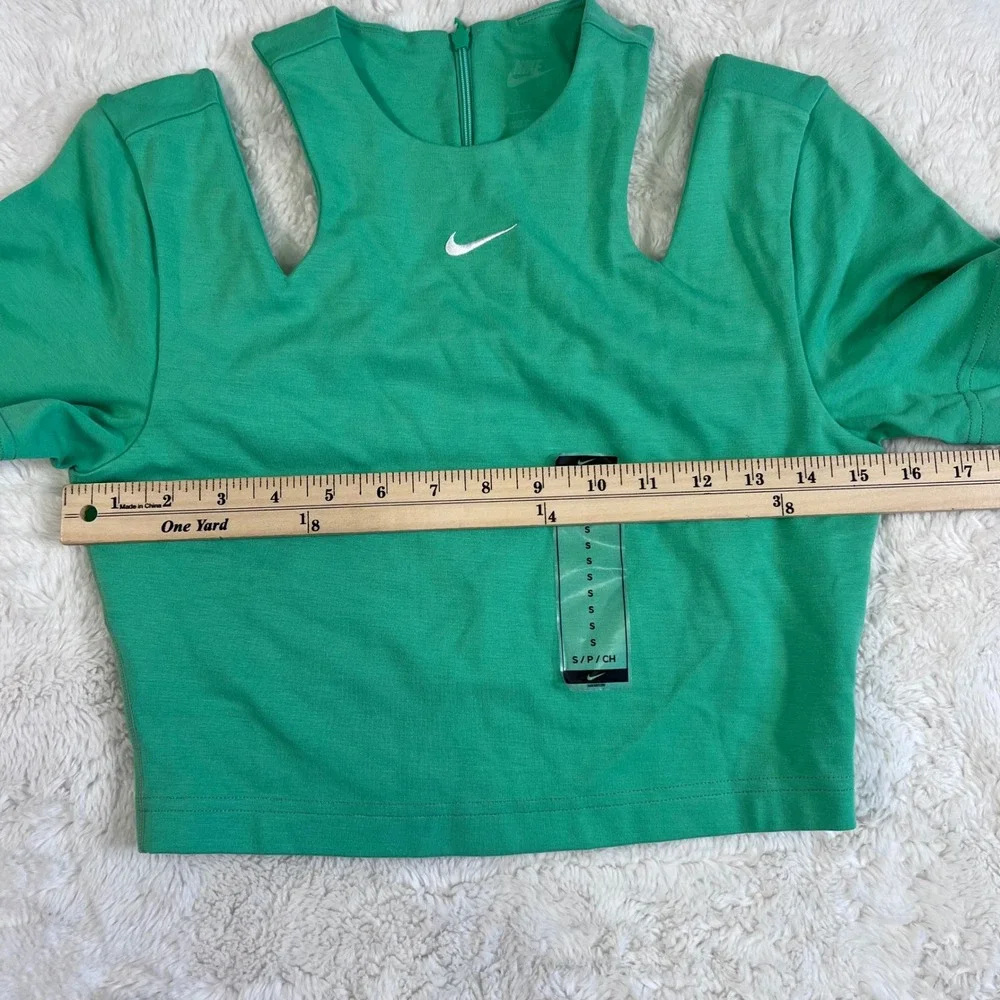 Nike Womens Green Cold Shoulder Cutout Crop Top Short Sleeve Swoosh Small NEW